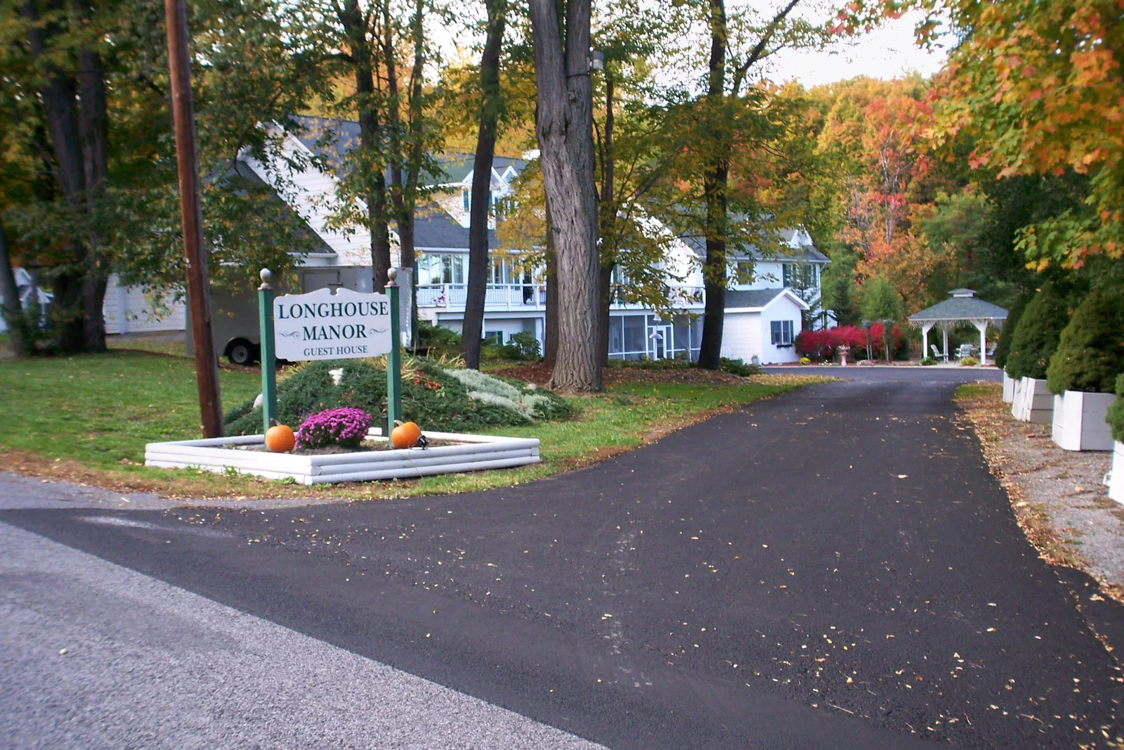 Longhouse Lodge Motel & Manor